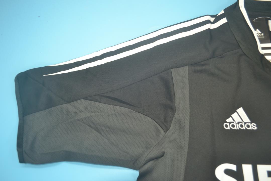 Camiseta de visitante del Real Madrid 2004/05